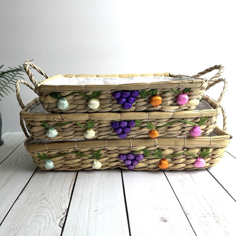 Set of 3 Raffia Nesting Baskets Casserole Caddy Fruit Leaf Embellished Lined VTG